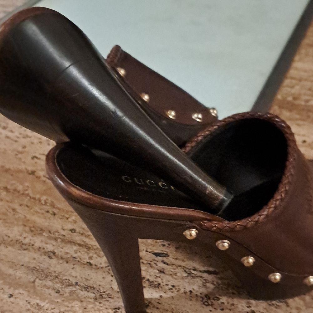 Gucci Women's Brown Leather Slide Sandals - Picture 6 of 12